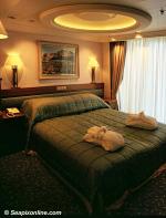 ID 2805 AURORA (2000/76152grt/IMO 9169524) - The Starboard Penthouse bedroom area (upper level of the two-deck suite)